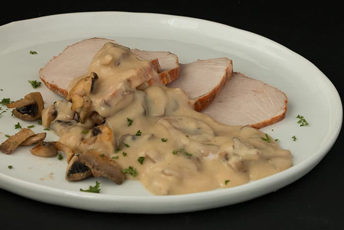 Varkensgebraad in champignonsaus