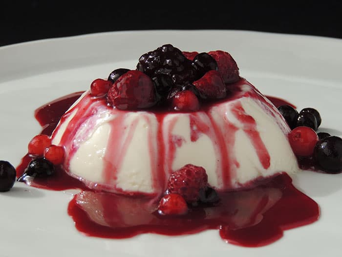 Panna cotta met rode vruchten